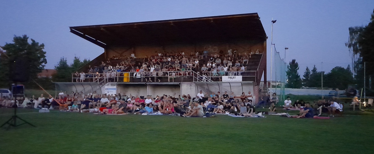 Letní kino s Kouzlem derby si na hřišti užívaly čtyři stovky diváků!