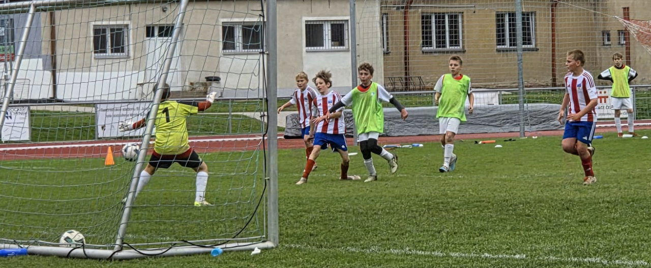 Áčko mladsích žáků porazilo Hostivice, béčko podlehlo Roztokám