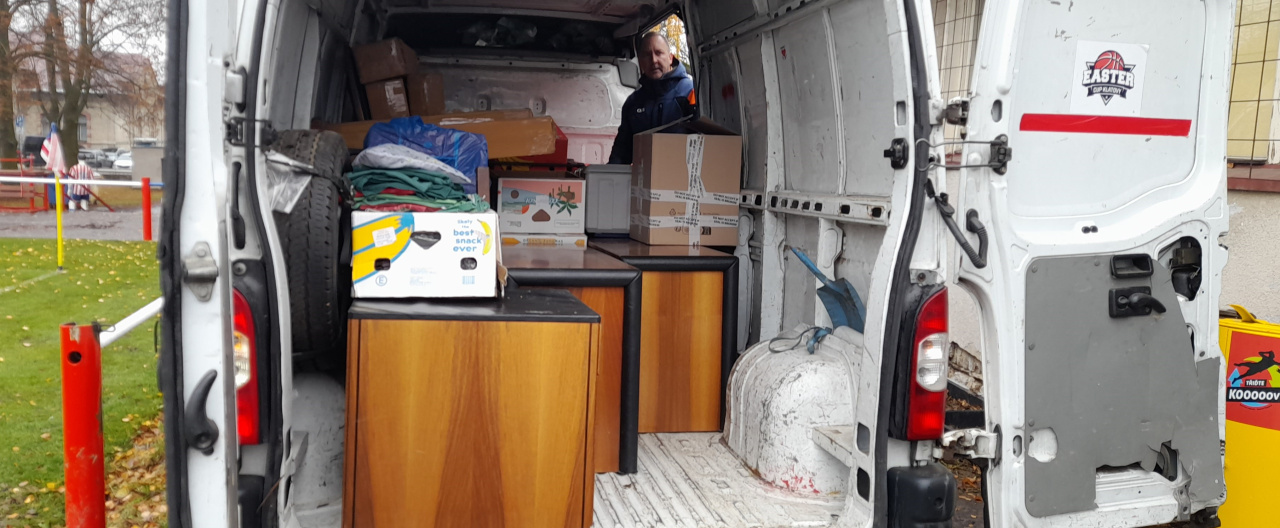 Kabiny jsou po nedělní brigádě téměř připravené k rekonstrukci