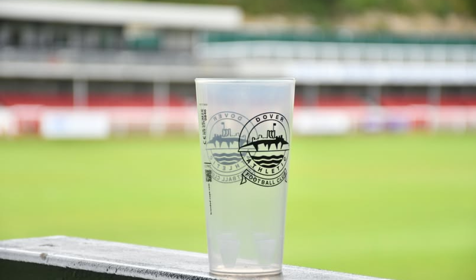 Pivo z čepu do plastového kelímku