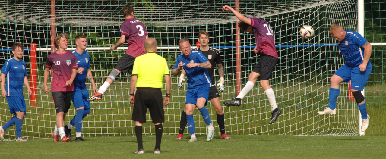 Těžce slepené béčko prohrálo s Karlštejnem 0:11