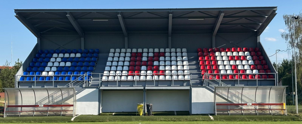 Tribuna je hotová!